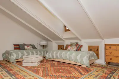 Zona de estar de La Casa del Pasadizo elegante casona restaurada con piscina