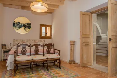 Zona de estar de La Casa del Pasadizo elegante casona restaurada con piscina