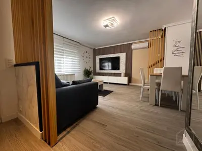 Una televisión o centro de entretenimiento en El Balcón de Ávila