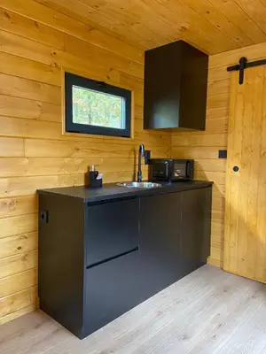 Una cocina o zona de cocina en El Roble Glamping - Cabaña Container - Pet Friendly