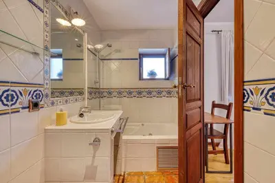 Un baño de Casa Cuesta del Reloj