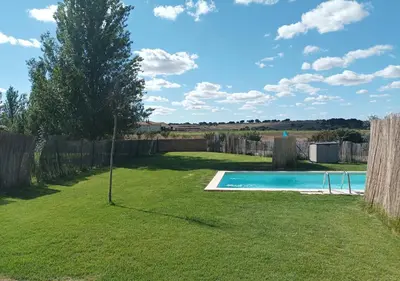 Piscina en o cerca de Casa de campo Olmo, jardín y piscina a 20 minutos de Salamanca