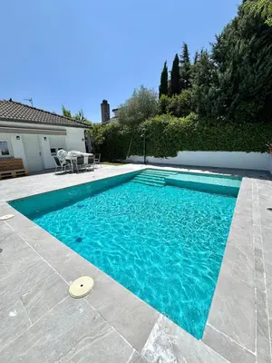 Piscina en o cerca de Casa Rural cerca de Pantano de San Juan con Cine, Jardín, BBQ y Piscina privada