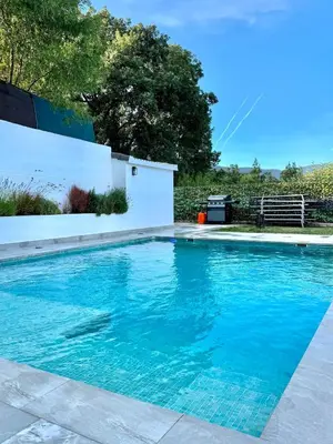 Piscina en o cerca de Casa Rural cerca de Pantano de San Juan con Cine, Jardín, BBQ y Piscina privada