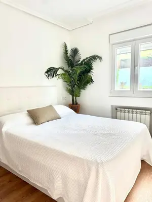Cama o camas de una habitación en Casa Rural cerca de Pantano de San Juan con Cine, Jardín, BBQ y Piscina privada