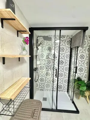 Un baño de Casa Rural cerca de Pantano de San Juan con Cine, Jardín, BBQ y Piscina privada