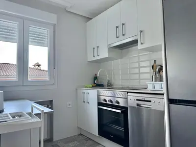 Una cocina o zona de cocina en Casa Rural cerca de Pantano de San Juan con Cine, Jardín, BBQ y Piscina privada