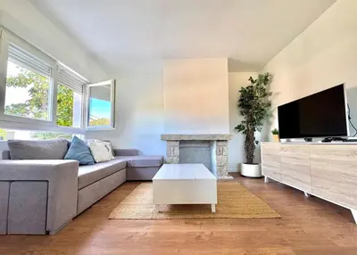 Una televisión o centro de entretenimiento en Casa Rural cerca de Pantano de San Juan con Cine, Jardín, BBQ y Piscina privada
