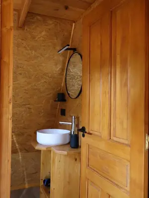 Un baño de El Roble Glamping - Cabaña Alpina Familiar