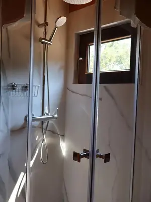 Un baño de El Roble Glamping - Cabaña Alpina Familiar