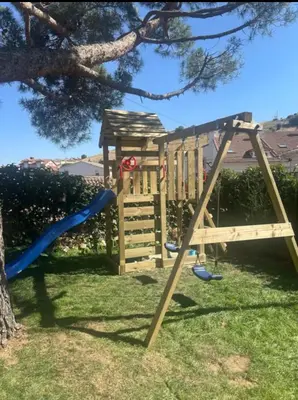 Zona de juegos infantil en El jardín de las piedras