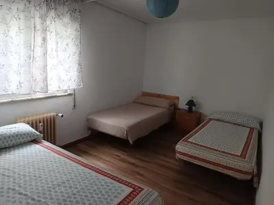 Cama o camas de una habitación en Acogedora habitación privada en piso familiar con baño compartido