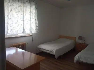 Cama o camas de una habitación en Acogedora habitación privada en piso familiar con baño compartido
