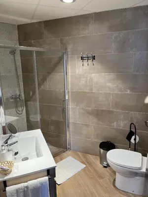 Un baño de Apartamentos Los Belloso