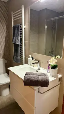 Un baño de Private Room & Bath near Old Town