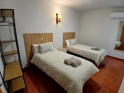 Cama o camas de una habitación en Apartamentos turísitico Navalcán