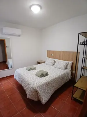 Cama o camas de una habitación en Apartamentos turísitico Navalcán
