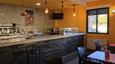 Una cocina o zona de cocina en Hostal Las Cavenes Del Cabaco