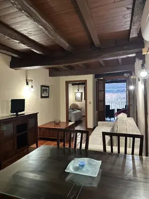 Una televisión o centro de entretenimiento en Apartamentos Rurales La Plaza