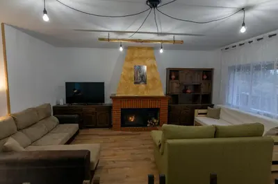 Una televisión o centro de entretenimiento en El Salón de Arriba