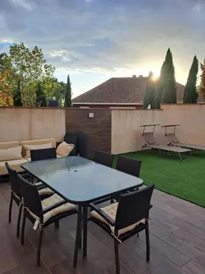 Un patio o zona al aire libre en Acogedor chalet con jardín ideal para desconectar