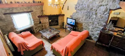 Una televisión o centro de entretenimiento en Casa rural Gemerendura y Son Soles