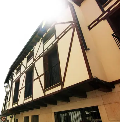Edificio en el que se encuentra el hostal o pensión