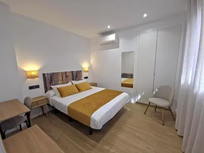 Cama o camas de una habitación en Apartamentos Picasso by gaiarooms