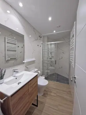 Un baño de Apartamentos Picasso by gaiarooms