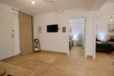 Una televisión o centro de entretenimiento en Arenas del Coliseo Centro Parking Gratis