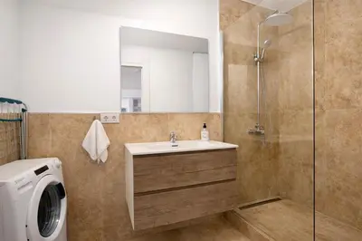 Un baño de Arenas del Coliseo Centro Parking Gratis