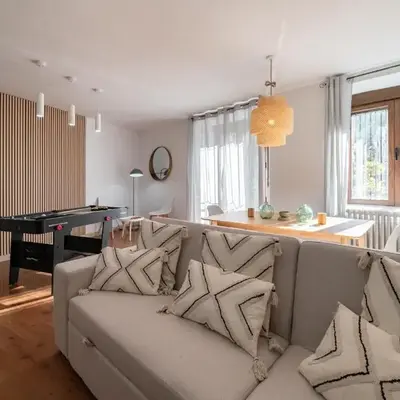APT Cozy Billiards Diana Central