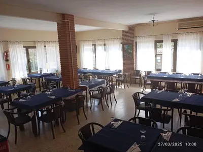 Un restaurante o sitio para comer en Hostal Prados Abiertos