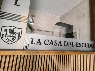 Certificado, premio, señal o documento que está expuesto en Hostal La Casa Del Escudo