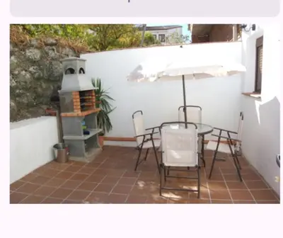 Un patio o zona al aire libre en Acogedora casita con barbacoa
