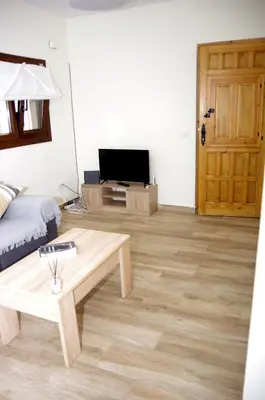 Una televisión o centro de entretenimiento en Acogedora casita con barbacoa