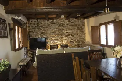 Una televisión o centro de entretenimiento en Casa Rural El Quinto y Medio **