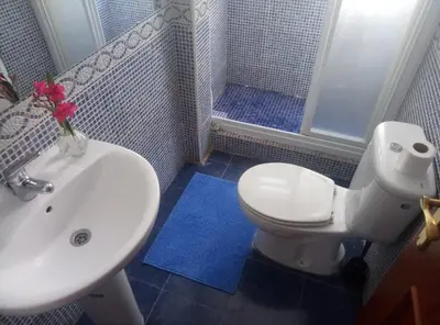 Un baño de Apartamento de 2 dormitorios a 5 minutos de la plaza mayor
