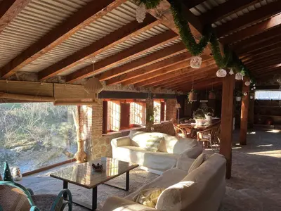 Zona de estar de Antiguo Molino con piscina y chimenea en el valle del Tietar