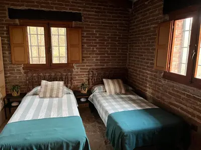 Cama o camas de una habitación en Antiguo Molino con piscina y chimenea en el valle del Tietar