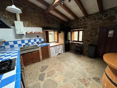 Una cocina o zona de cocina en Antiguo Molino con piscina y chimenea en el valle del Tietar