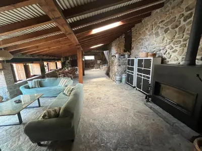 Zona de estar de Antiguo Molino con piscina y chimenea en el valle del Tietar