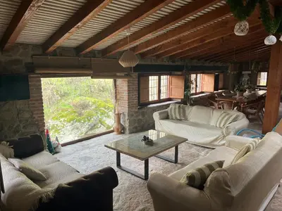 Zona de estar de Antiguo Molino con piscina y chimenea en el valle del Tietar