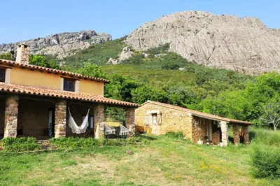 Vista general de una montaña o vista desde la villa
