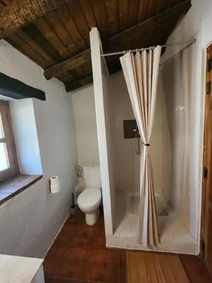 Un baño de Casa de la luz-Finca la sierra Alojamiento de 4 estrellas completo en el corazón del Geoparque de 6 a 12 personas