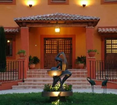 Fachada o entrada de Mágica Casona entre olivos con piscina y chimenea