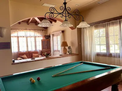 Mesa de billar en Mágica Casona entre olivos con piscina y chimenea