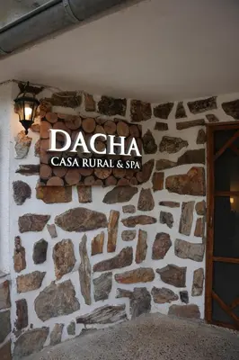 Certificado, premio, señal o documento que está expuesto en Dacha Toledo Casa Rural & Spa