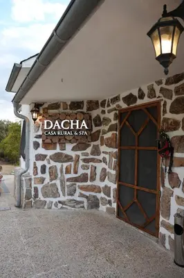 Certificado, premio, señal o documento que está expuesto en Dacha Toledo Casa Rural & Spa
