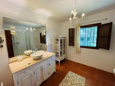 Un baño de Dehesa La Parrilla - VUT- Eventos